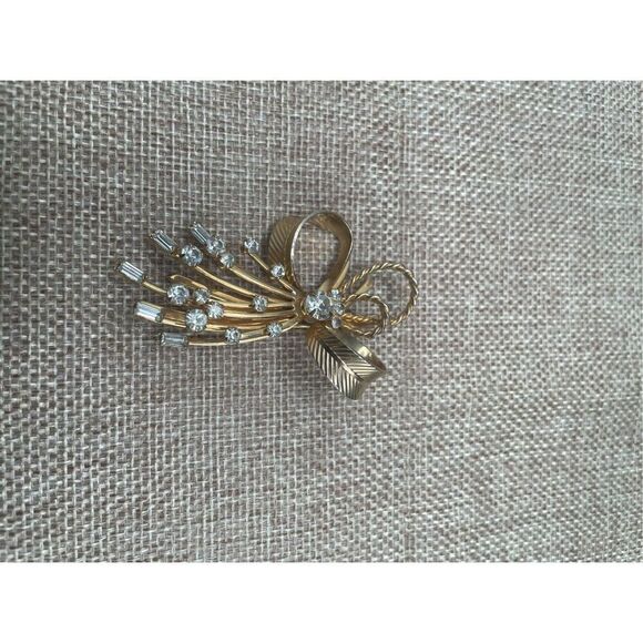 Vintage Sarah Coventry Vogue Rhinestone Bow Brooch Pin - Picture 4 of 5